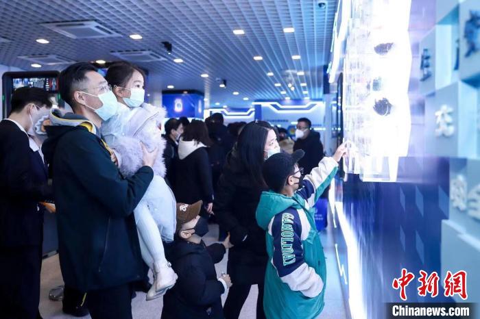10日，天津全警种互动式公安主题地铁站落成亮相。图为天津市民体验公安主题地铁站。　天津市公安局供图