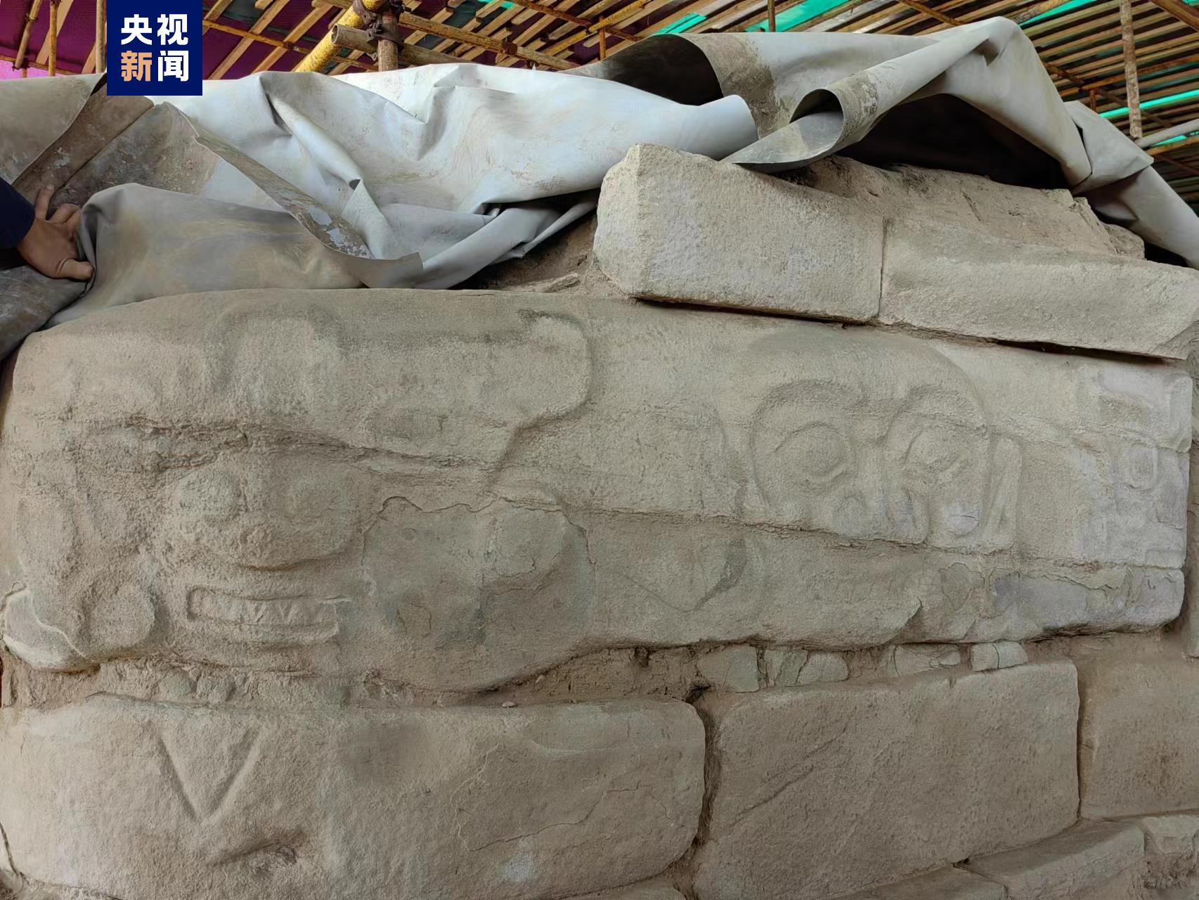 陕西石峁遗址核心区域再次发现十余件精美石雕