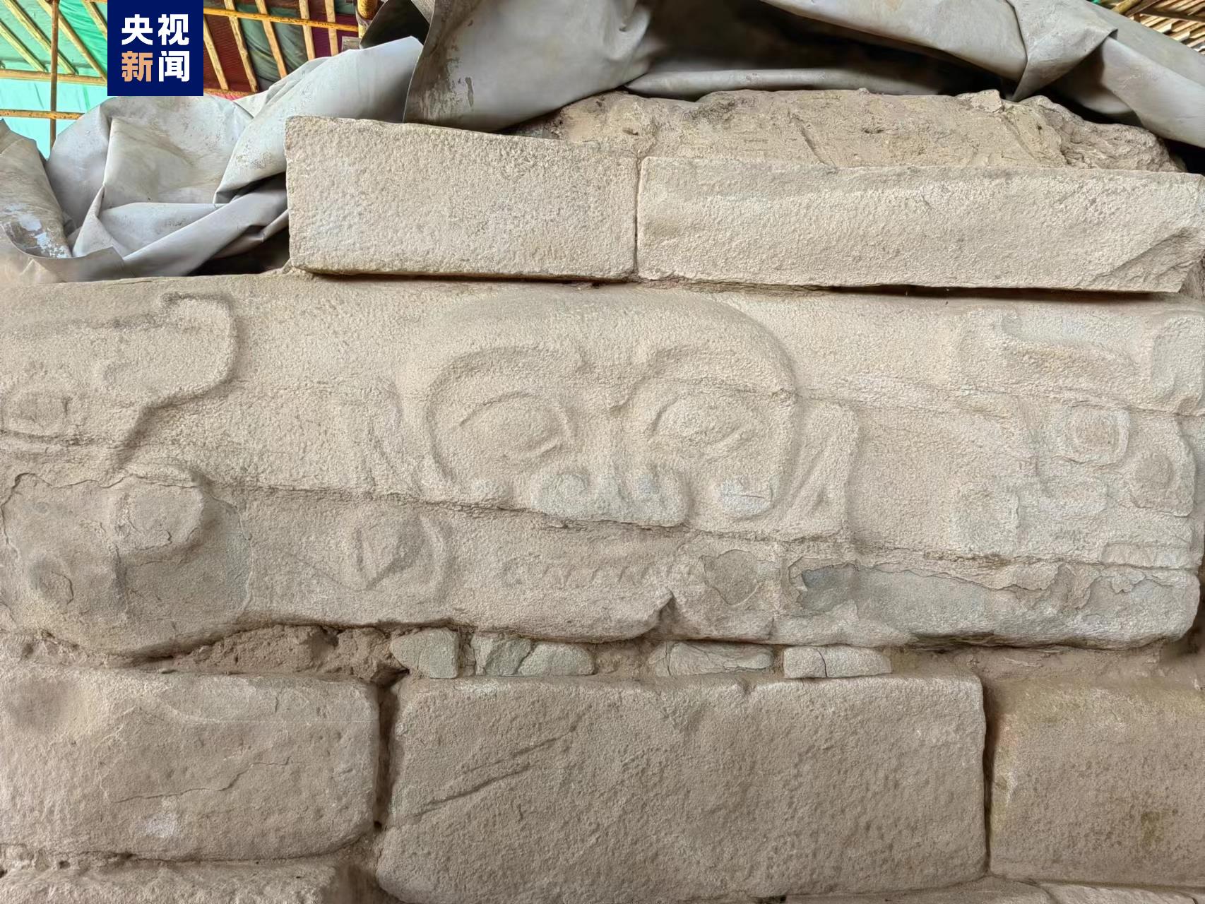 陕西石峁遗址核心区域再次发现十余件精美石雕