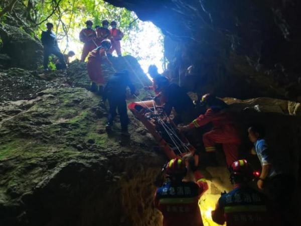 云南广南一男子坠入50米深山洞失联2天，当地消防紧急救援