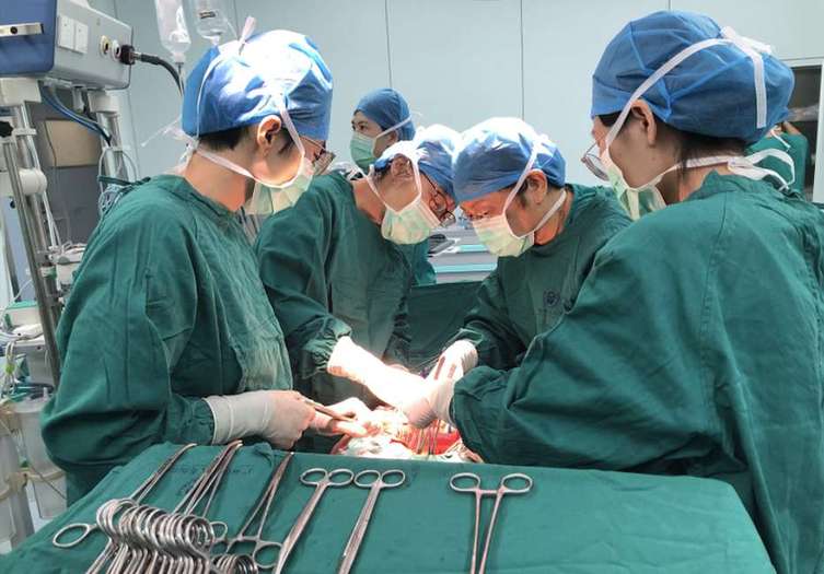 “轻伤不下火线” 广州增城医护人员“阳了”仍坚守岗位紧急救治危重病人