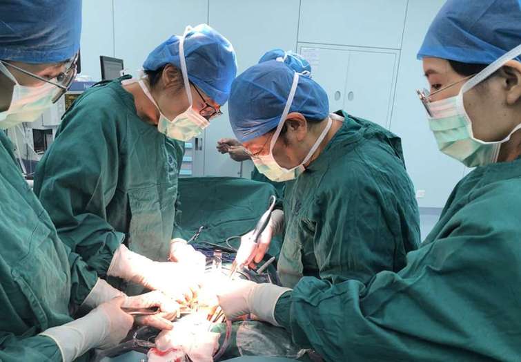 “轻伤不下火线” 广州增城医护人员“阳了”仍坚守岗位紧急救治危重病人