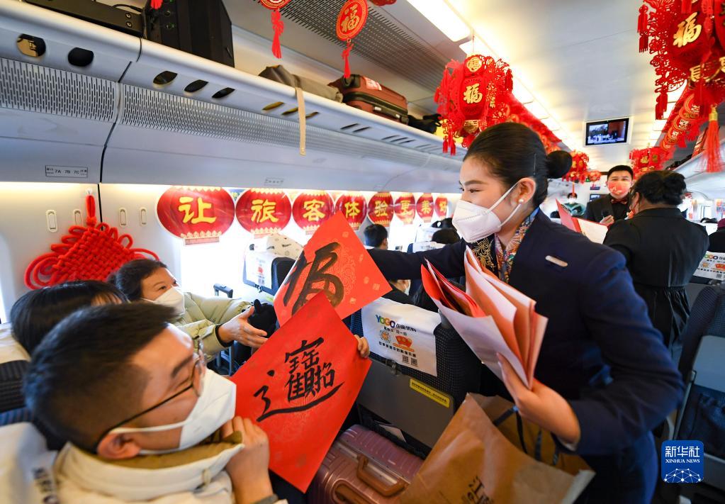新春走基层丨列车上的“春晚” 将欢乐带回家