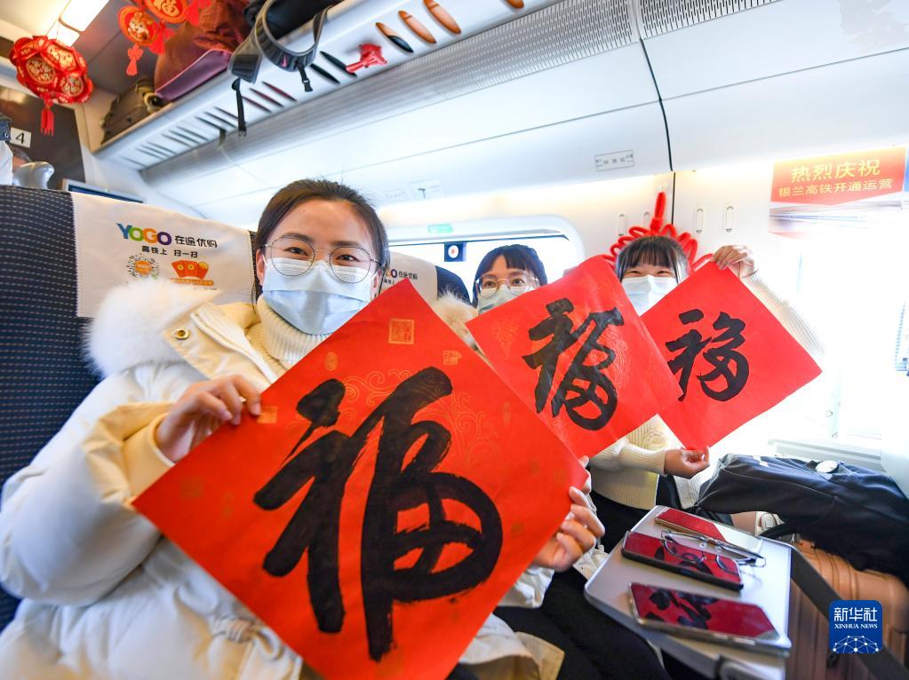 新春走基层丨列车上的“春晚” 将欢乐带回家