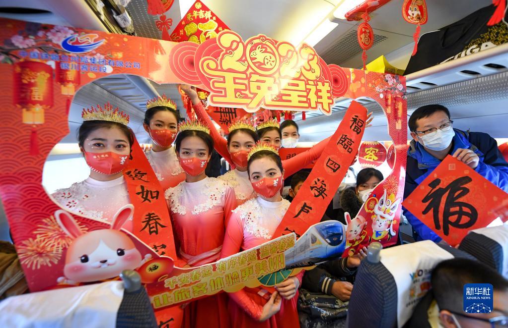新春走基层丨列车上的“春晚” 将欢乐带回家