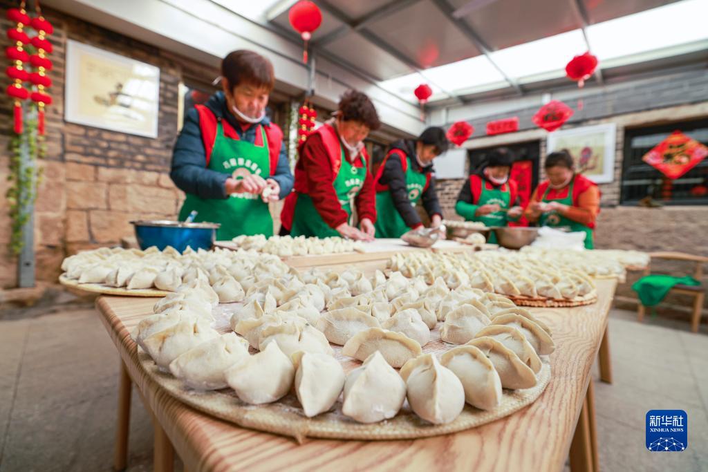 山东荣成：春节里“暖心食堂”不打烊