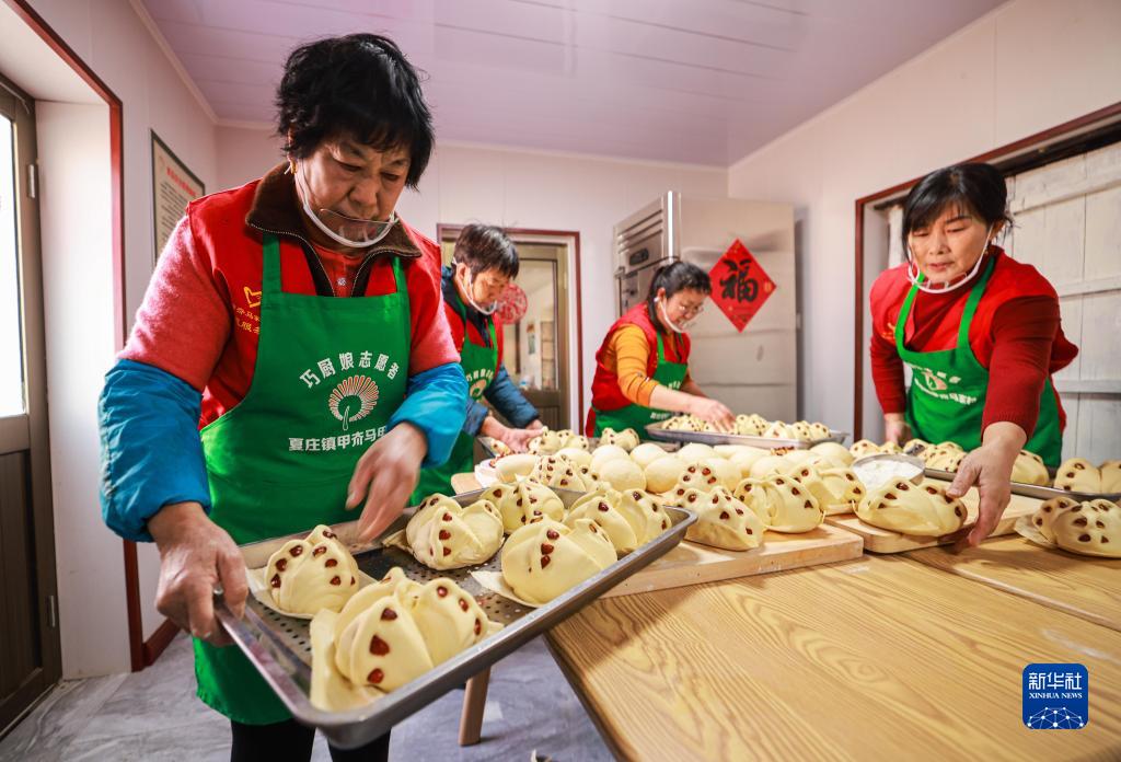 山东荣成：春节里“暖心食堂”不打烊
