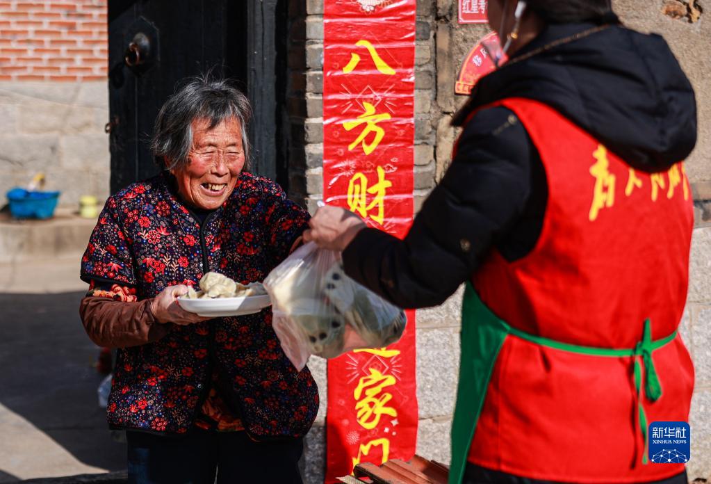 山东荣成：春节里“暖心食堂”不打烊