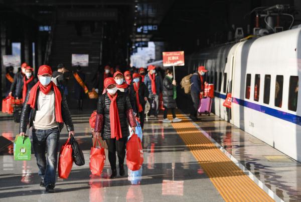 重庆开行首趟动车专列送近900名务工人员返岗
