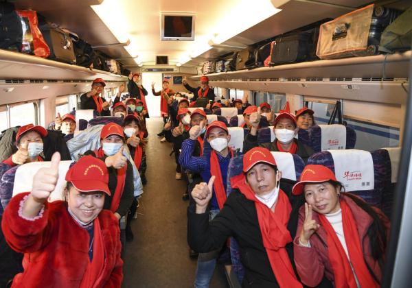 重庆开行首趟动车专列送近900名务工人员返岗