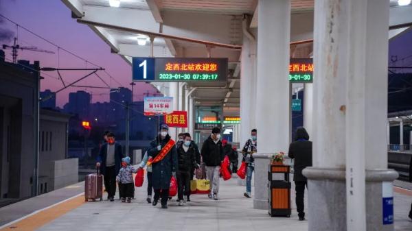 甘肃省开出新年首趟高铁务工专列