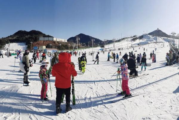 春节期间 北京多个滑雪场迎来客流高峰