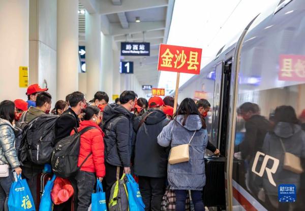 贵州毕节：免费“点对点”返岗专列发车