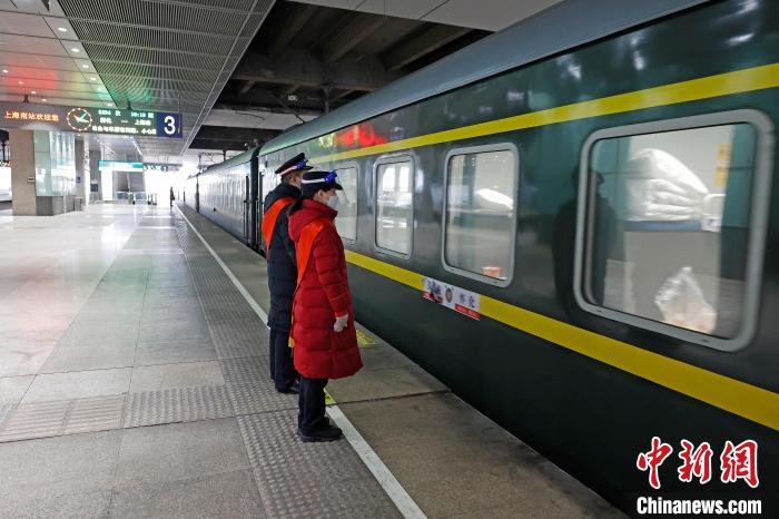 铁路上海南站迎来兔年首趟务工专列