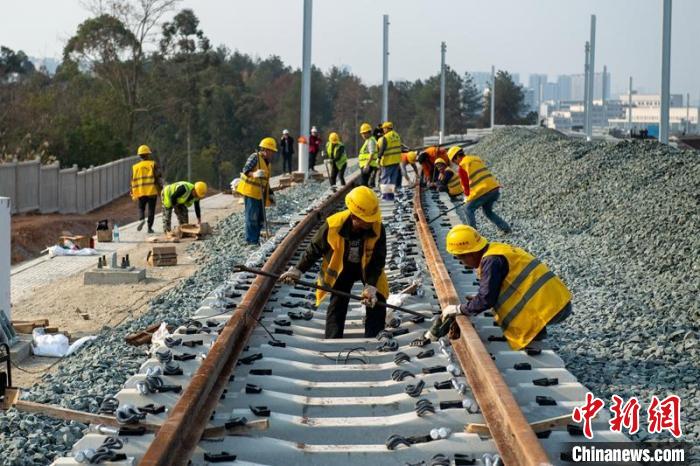 四川：上万名铁路建设者返岗复工 高铁建设稳步推进
