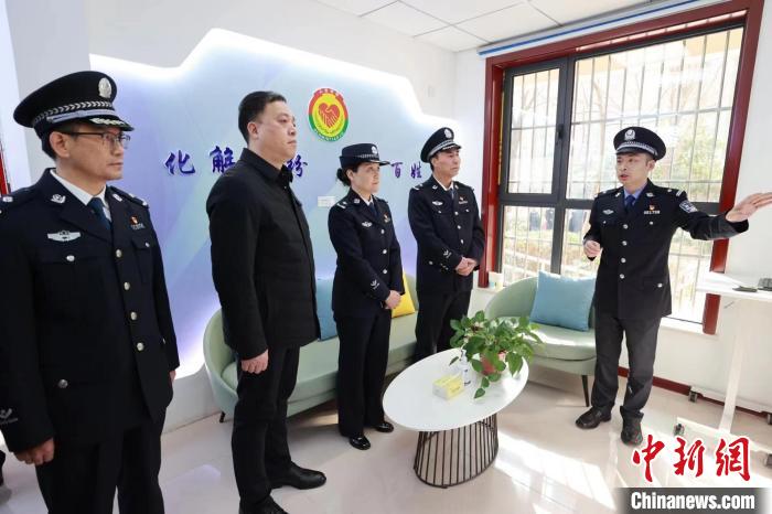 西安首个“暖心智慧警务会客室”揭牌运行 促社会治理水平提升