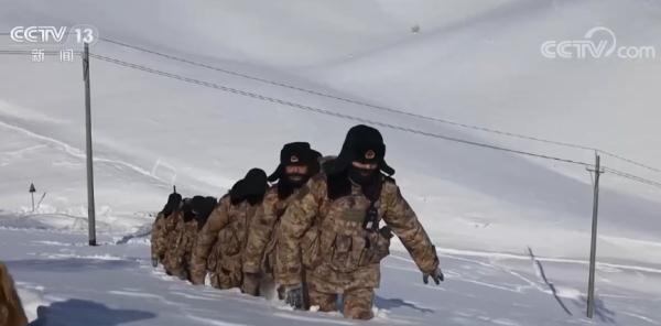 青春飞扬在雪山之上！新疆军区某边防连零下30℃踏上巡逻路