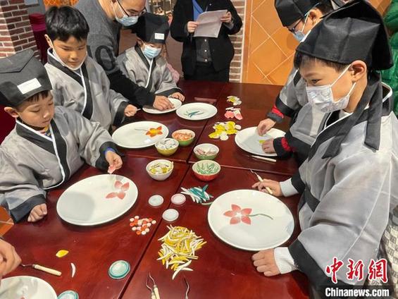 福建漳州：两岸青少年体验非遗 同吃汤圆