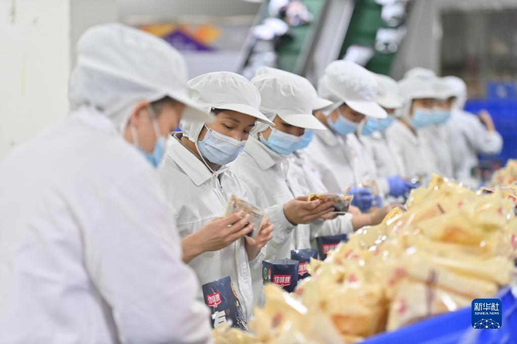 广西柳州：螺蛳粉企业节后生产忙