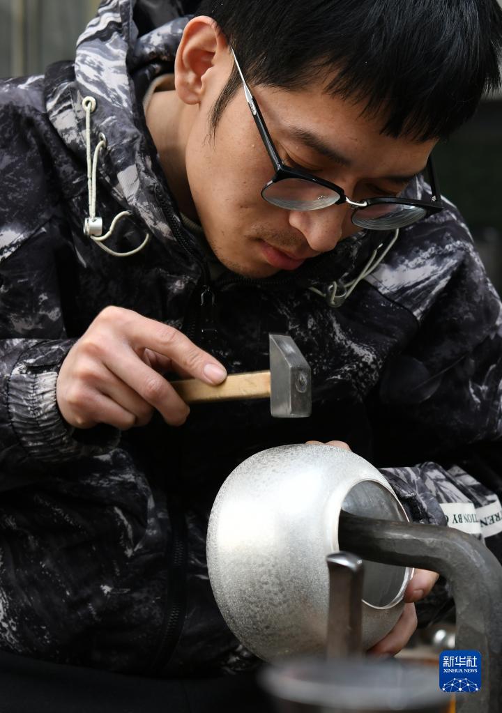 河北沧县：传统银器制作“敲”开致富门