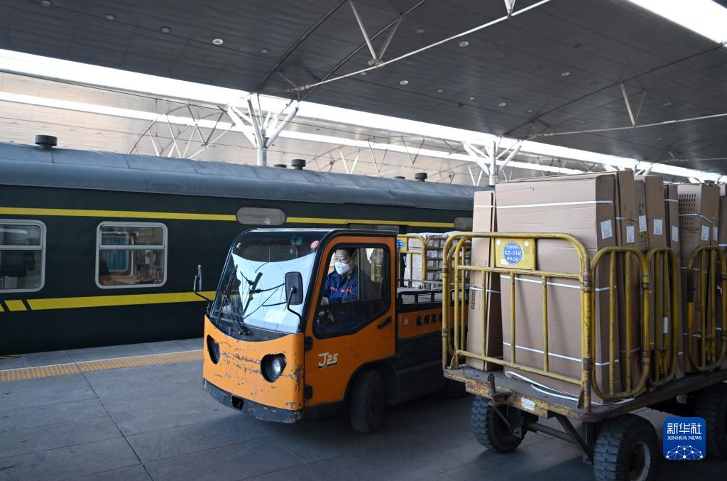 天津：抢时间 忙装卸 铁路行包运输增长快