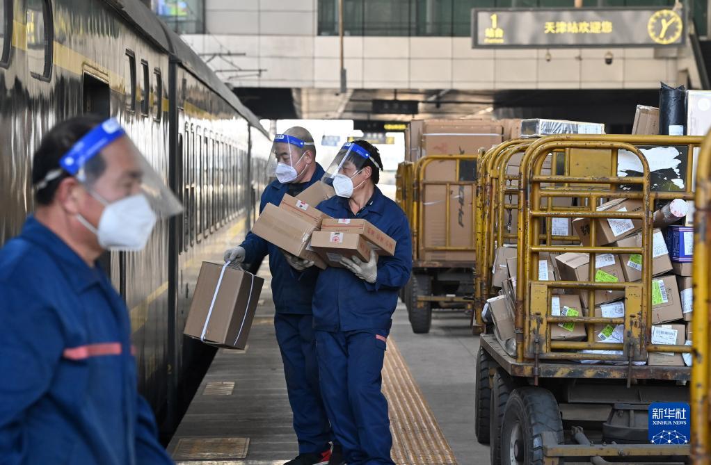 天津：抢时间 忙装卸 铁路行包运输增长快