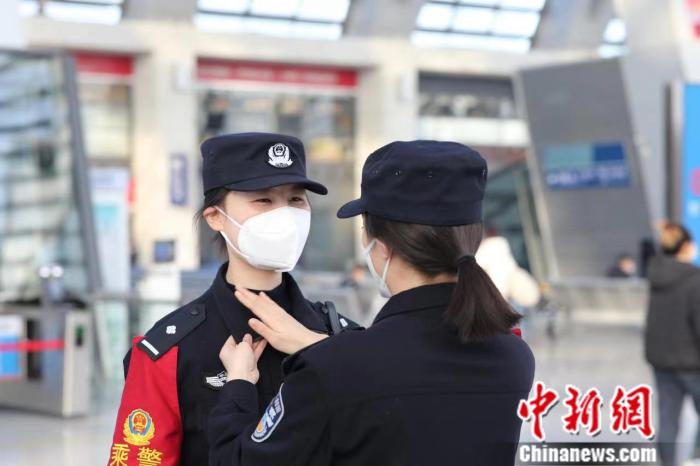 炙热的光 走过的路 京沪高铁警花的春运驻守