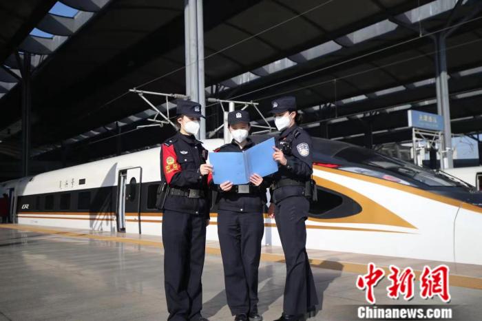 炙热的光 走过的路 京沪高铁警花的春运驻守