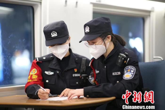 炙热的光 走过的路 京沪高铁警花的春运驻守
