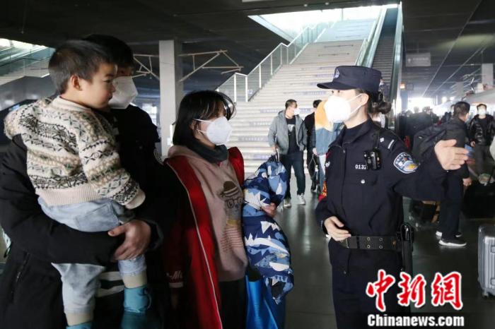 炙热的光 走过的路 京沪高铁警花的春运驻守