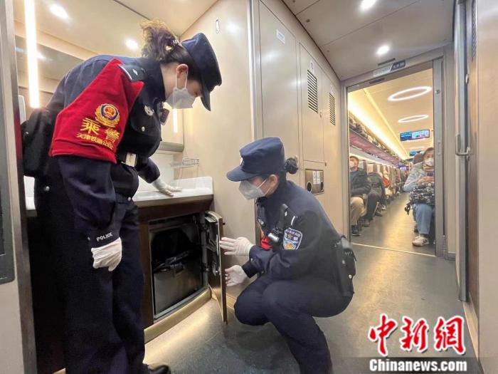 炙热的光 走过的路 京沪高铁警花的春运驻守