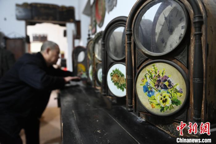 重庆：古玩集市老物件唤醒时代记忆