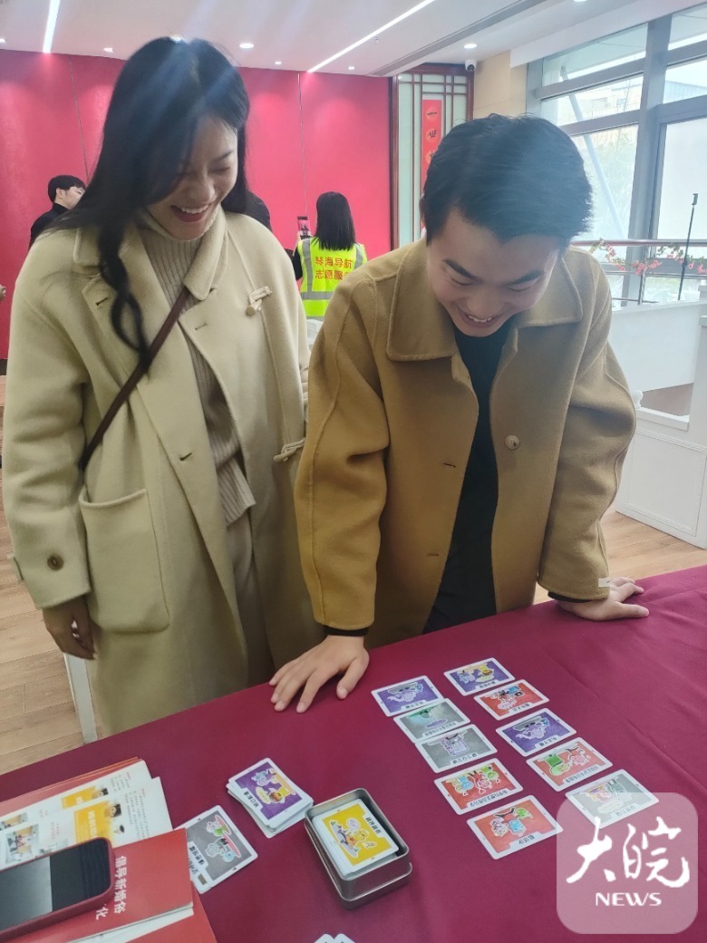包河区婚姻登记处，一对新人在玩“性格卡牌”游戏。