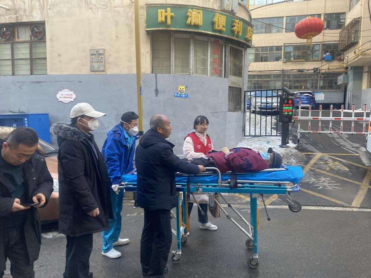 青海西宁：老人摔倒骨裂，网格员紧急救助
