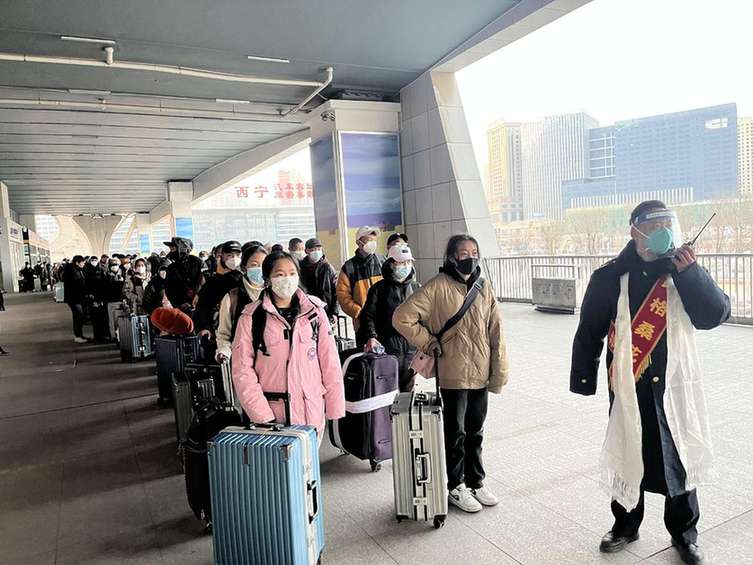 中国铁路青藏集团公司：温情服务藏族学子返校就读