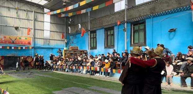 西藏山南:百名游客在扎西曲登社区沉浸式体验藏历新年大年三十——“囊嘎”