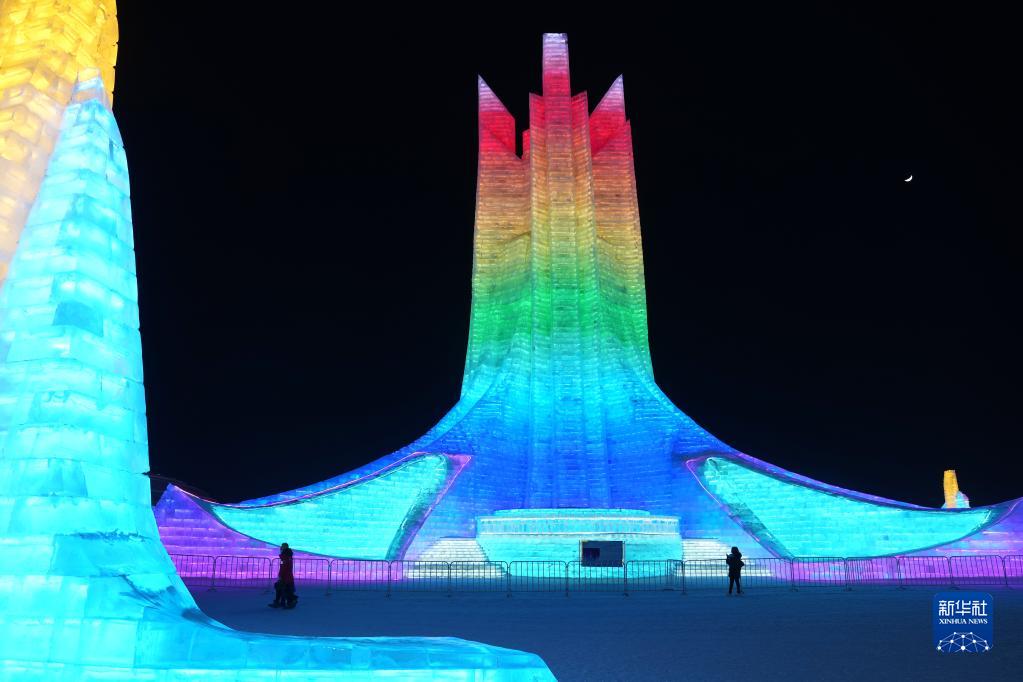 哈尔滨冰雪大世界接待游客80余万人次