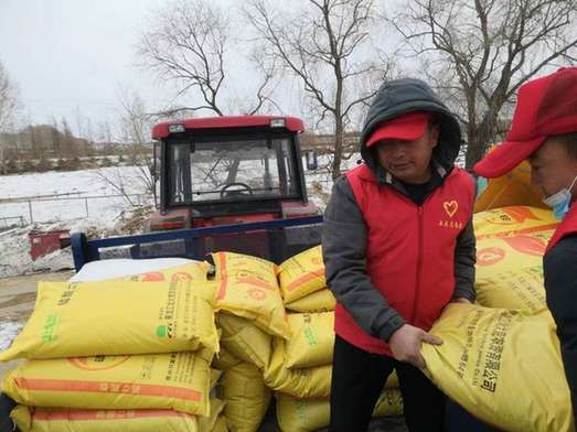 北大荒集团前锋农场：“志愿红”运肥到区助农忙