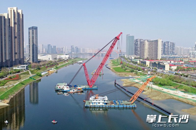 超长超大超重！湘江大道沿线排水等管线改造工程浏阳河沉管吊装完成