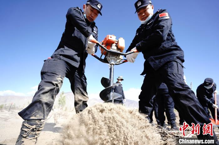 西藏山南边境管理支队：雅鲁藏布江畔添种绿色希望