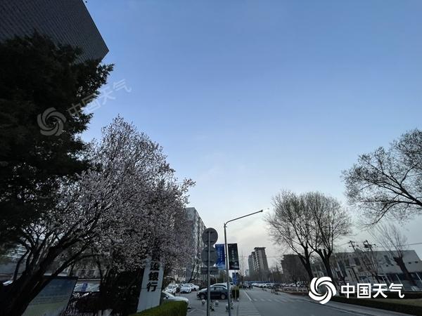 今晨北京重现蓝天 白天北风仍强劲阵风可达6级