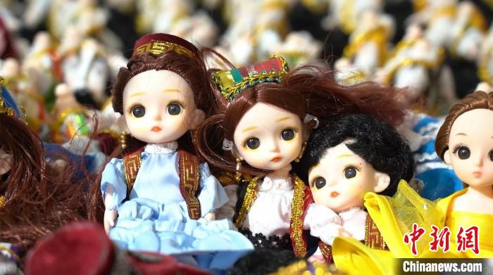 做出“最炫民族风” 新疆姑娘让“古丽娃娃”走向全国