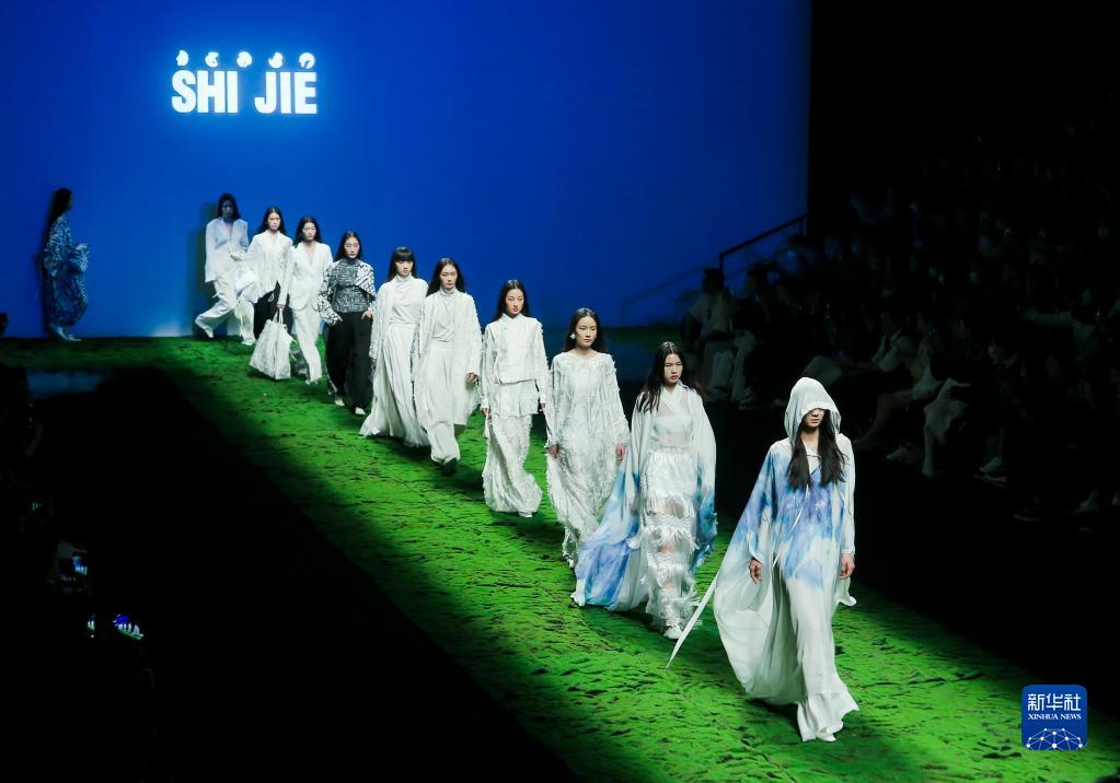 “SHIJIE诗简·施杰”时装秀在京举行