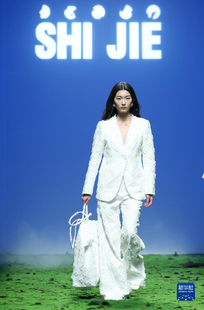 “SHIJIE诗简·施杰”时装秀在京举行
