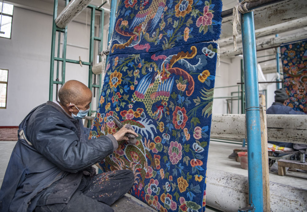 新华全媒+|西藏江孜：在坚守中传承藏毯织造技艺
