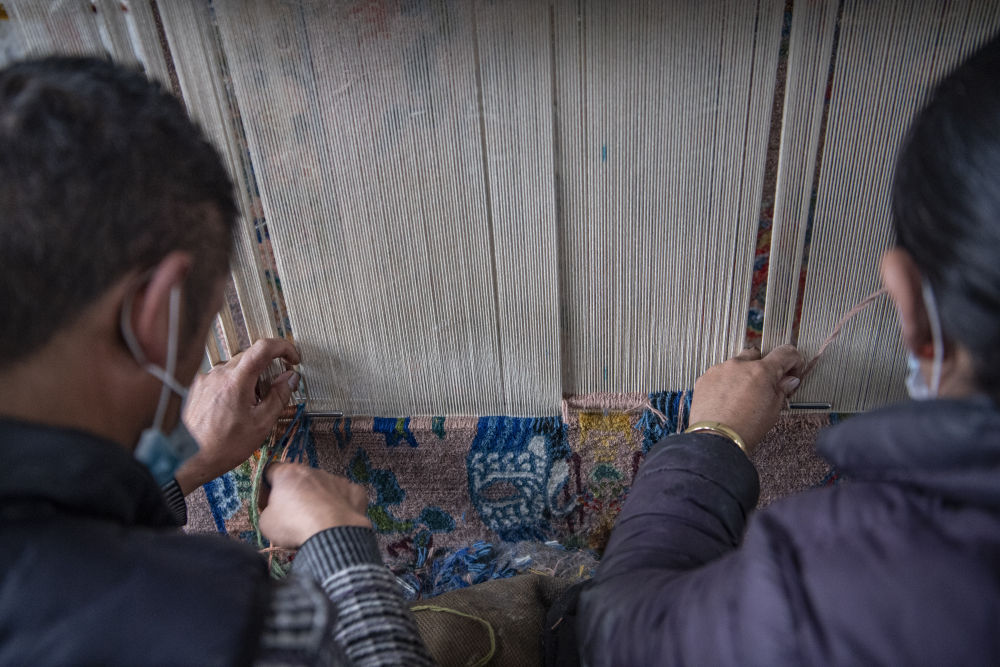 新华全媒+|西藏江孜：在坚守中传承藏毯织造技艺
