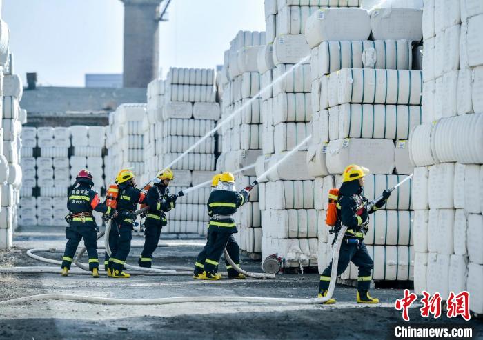 乌鲁木齐举行大型棉麻企业灭火救援实战演练