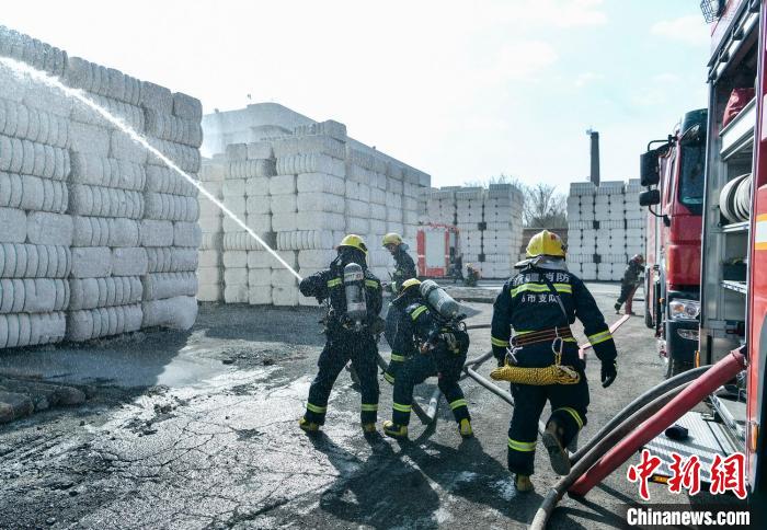 乌鲁木齐举行大型棉麻企业灭火救援实战演练