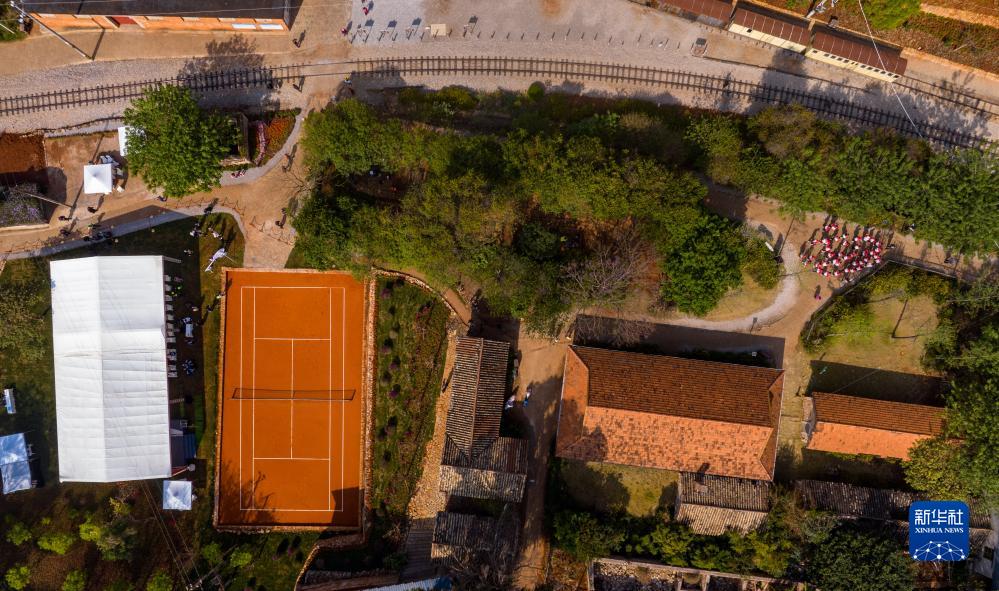 “中国第一块红土网球场”云南蒙自揭牌