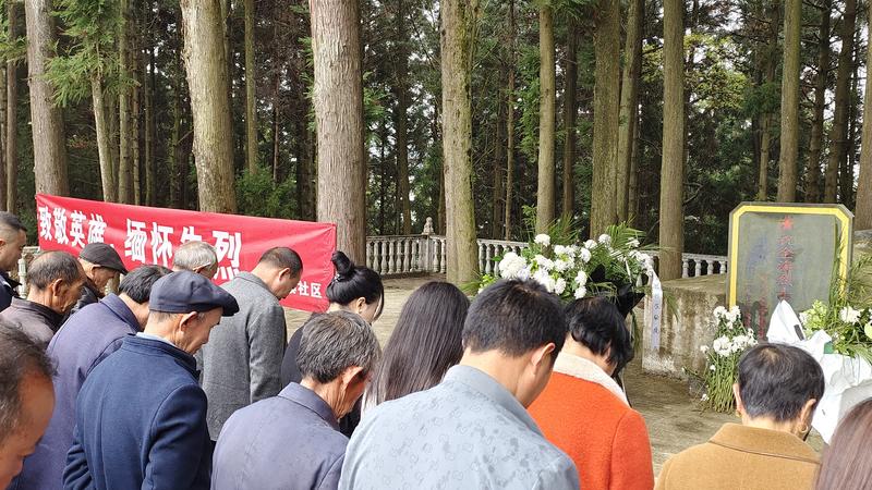 利川谋道女儿寨社区开展“致敬英雄 缅怀先烈”清明祭扫活动